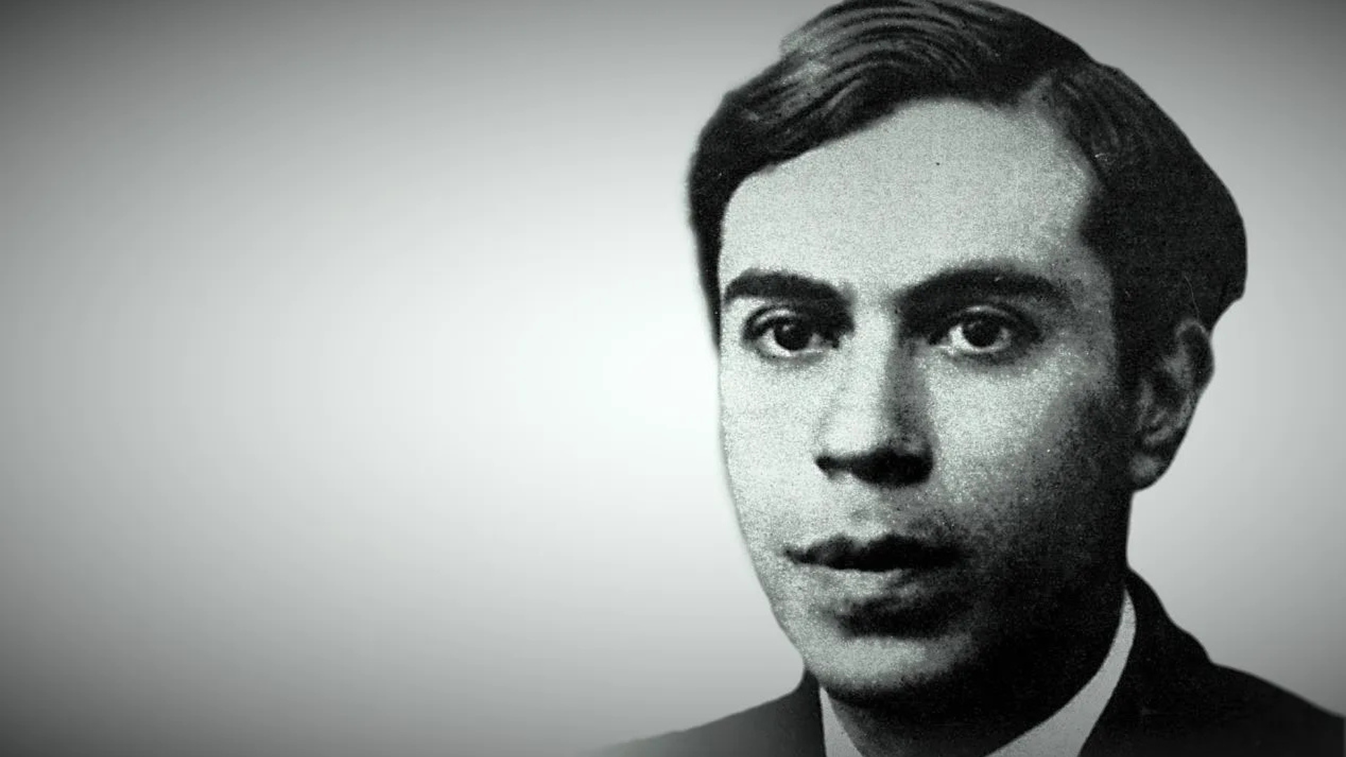 foto bianco e nero di ettore majorana di tre quarti sulla destra, fondo grigio