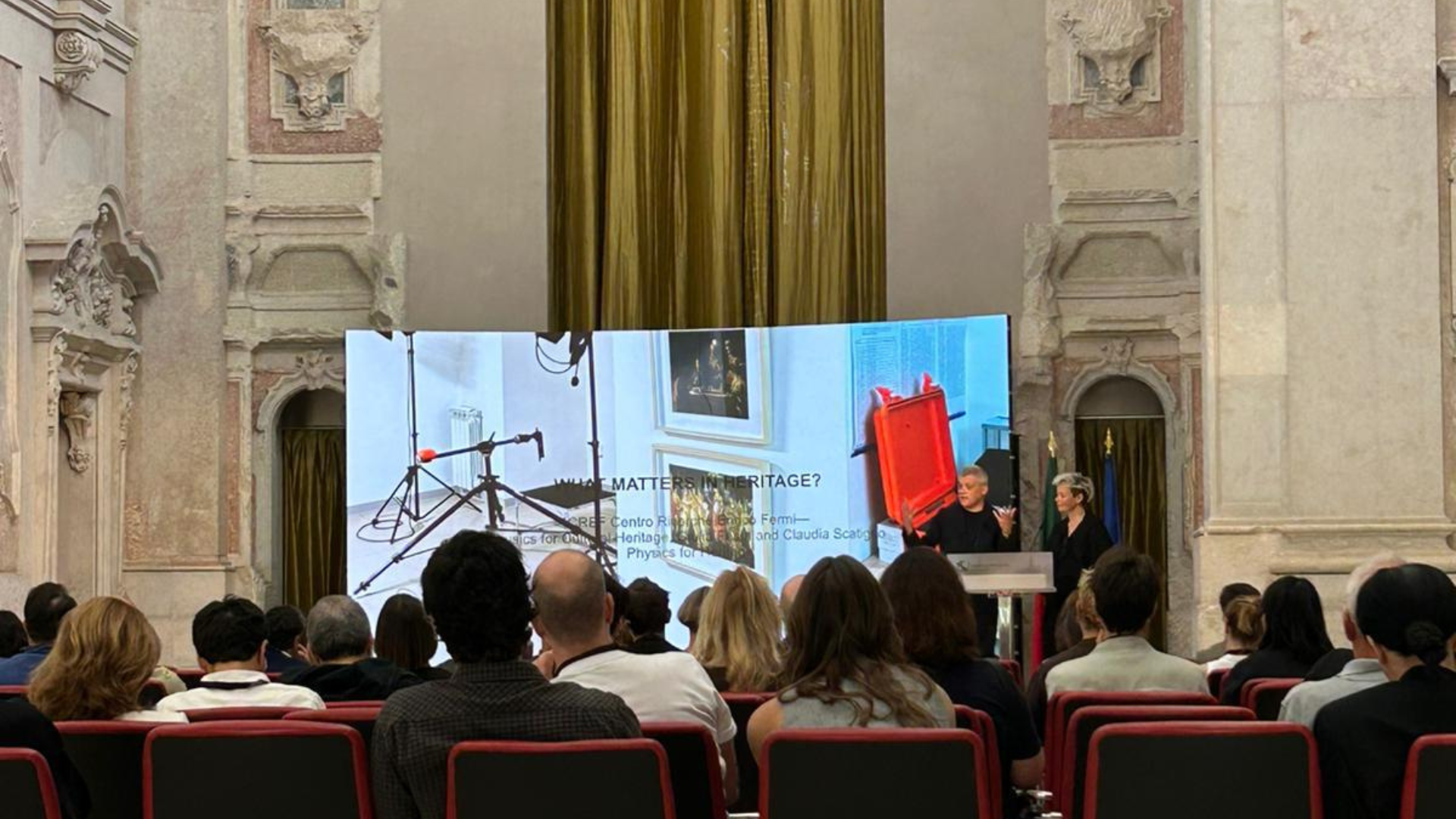 immagine pubblico di spalle che guarda video alla Triennale di Lisbona 2025